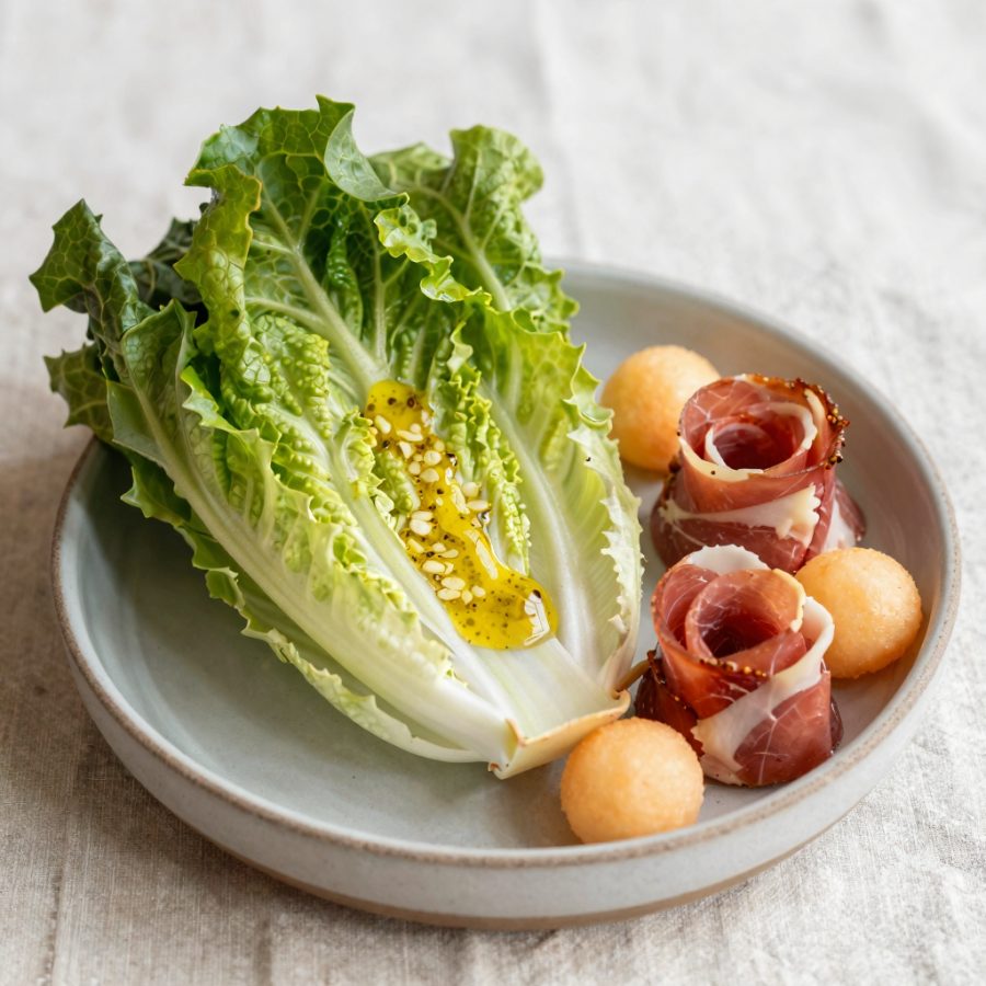 Cuore di lattuga con vinaigrette all’aglio orsino e prosciutto e melone