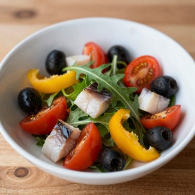 Insala di frutti di mare con olive e rucola