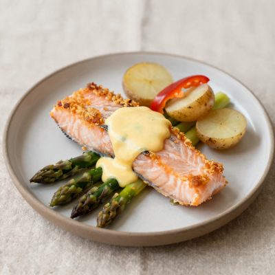 Salmone con punte d’asparagi e salsa Olandese
