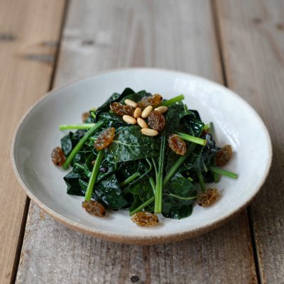 Spinaci con uvetta e pinoli