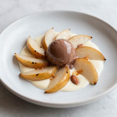 Gelato al cioccolato su crema "buona luisa" con composta di pere