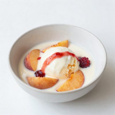 Gelato di albicocche e yogurt con salsa di lamponi