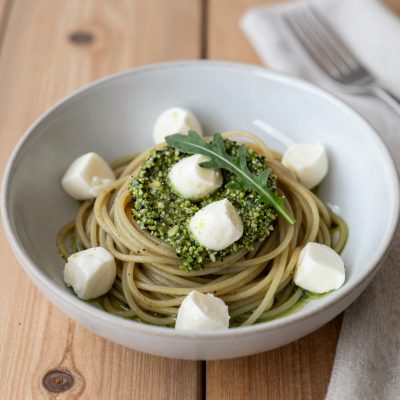 Spaghetti integrali con pesto alla rucola e mozzarella
