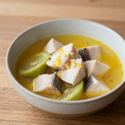Varietà di pesce con salsa all’aglio