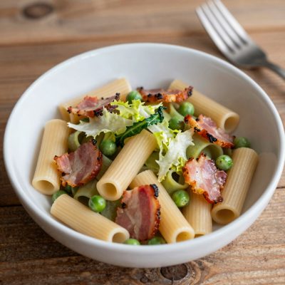 Pipette rigate con lattuga e bacon