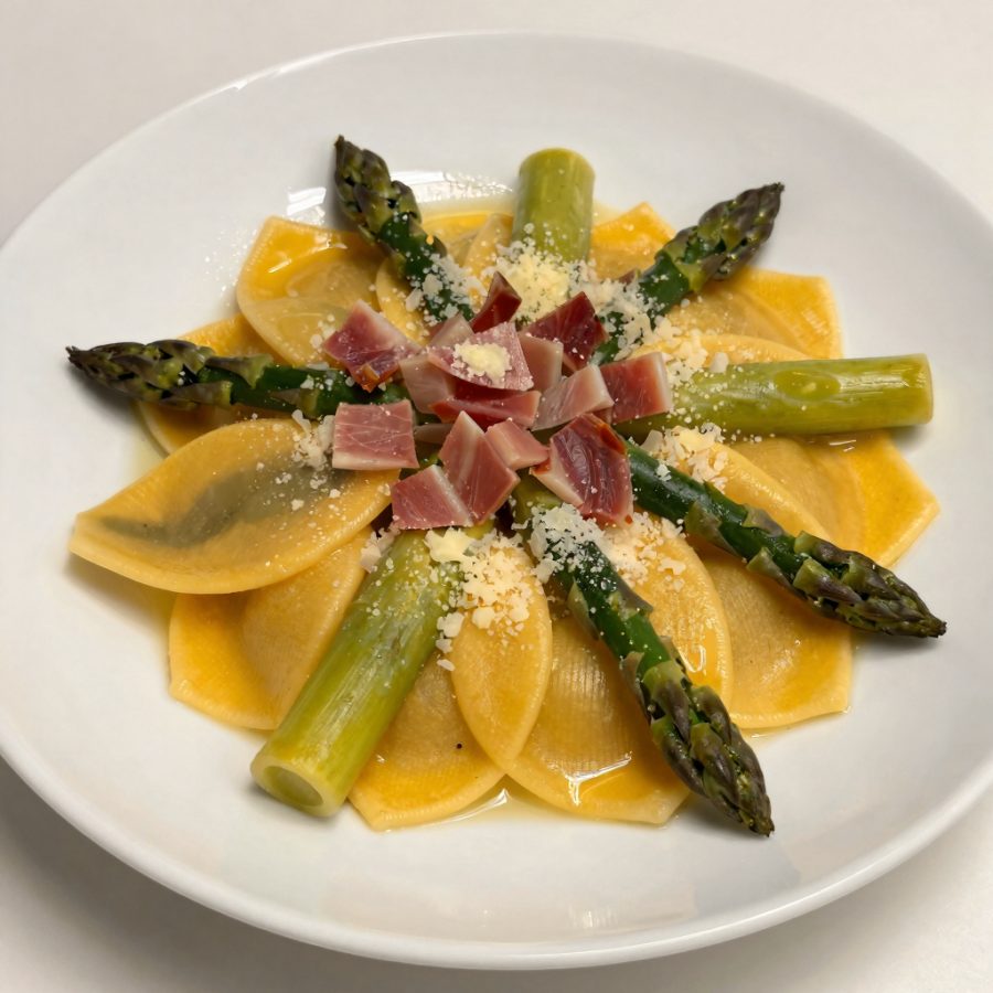 Paglia e fieno con asparagi e prosciutto cotto