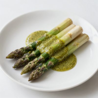 Asparagi con salsa alla senape verde