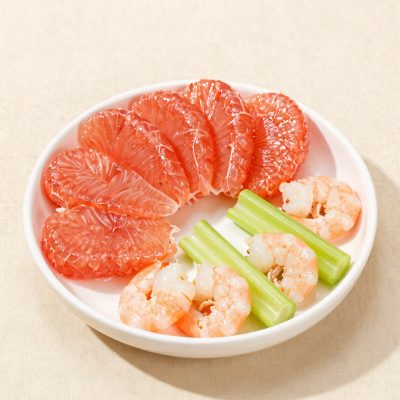 Insalata di gamberetti e pompelmo con sedano a coste