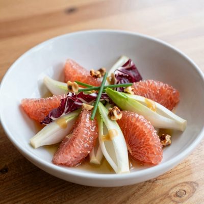 Insalata di cicoria belga con pompelmo e salsa allo zenzero