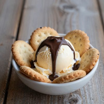 Gelato di crema con salsa al cioccolato