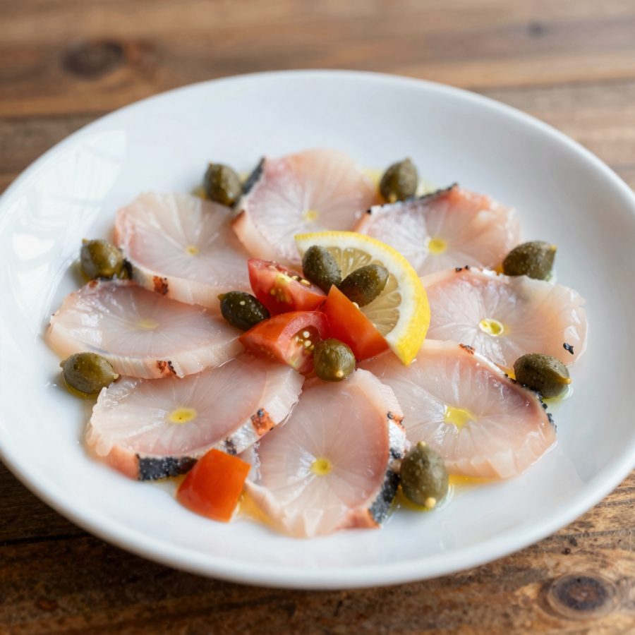 Carpaccio di pesce spada con pomodori e capperi