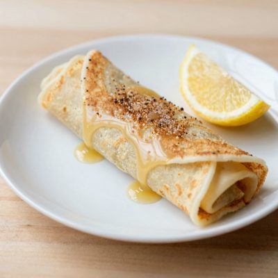 Crespelle al limone e zucchero di canna