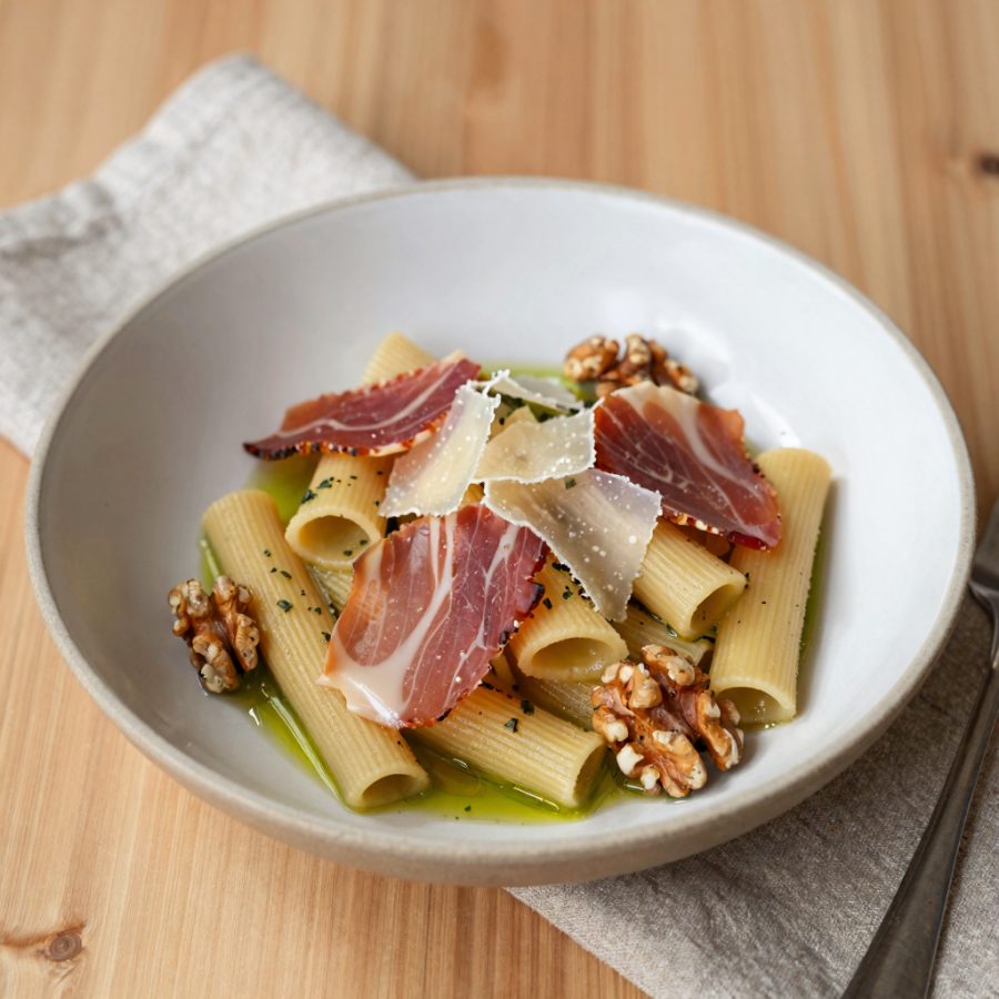 Insalata di Bavette con Pecorino e Prosciutto Crudo