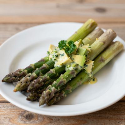 Asparagi in salsa di avocado