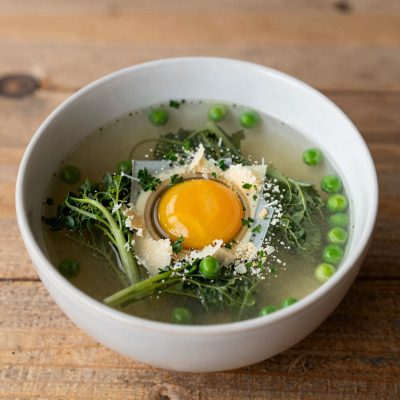 Zuppa primaverile con uova